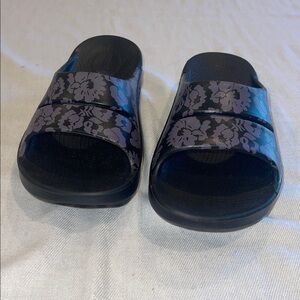 OOFOS OOahh M-6 W-8 OOFOS Limited Slide Midnight Tropics GUC